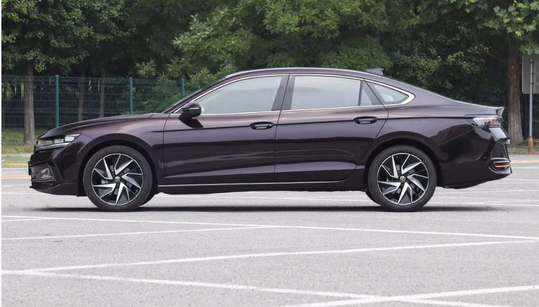 Профиль Volkswagen Magotan B9 на дороге