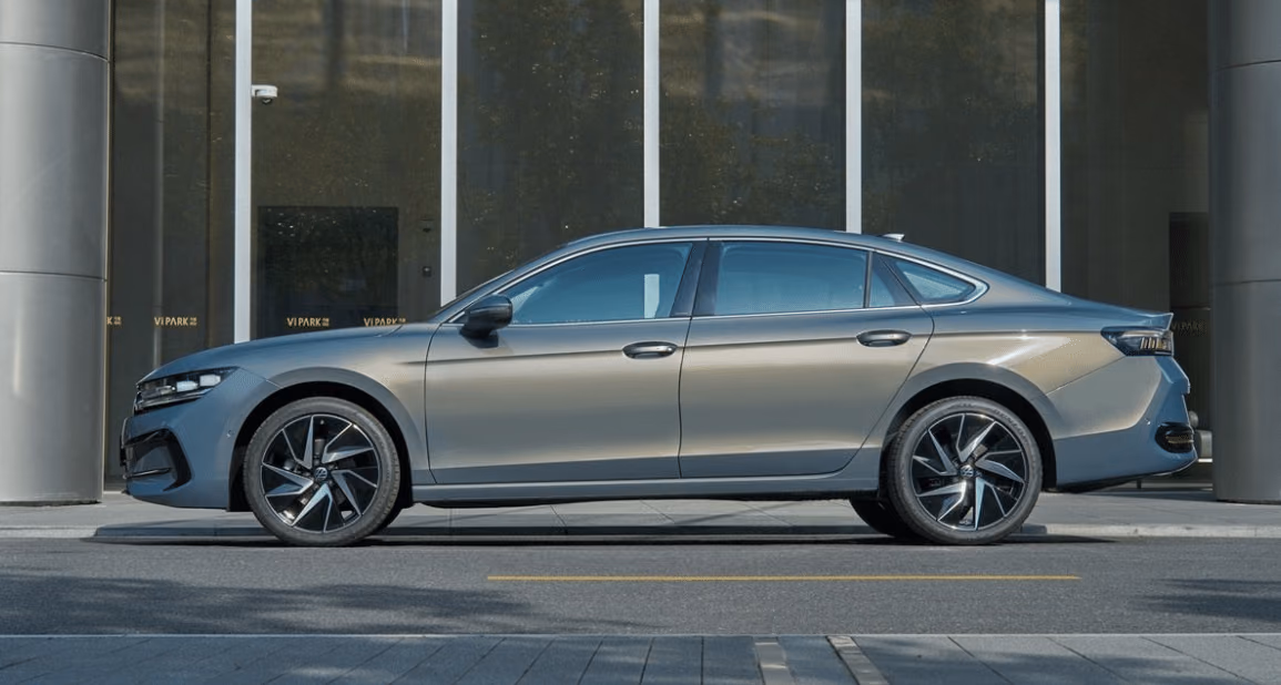 Volkswagen Magotan B9 сбоку у здания