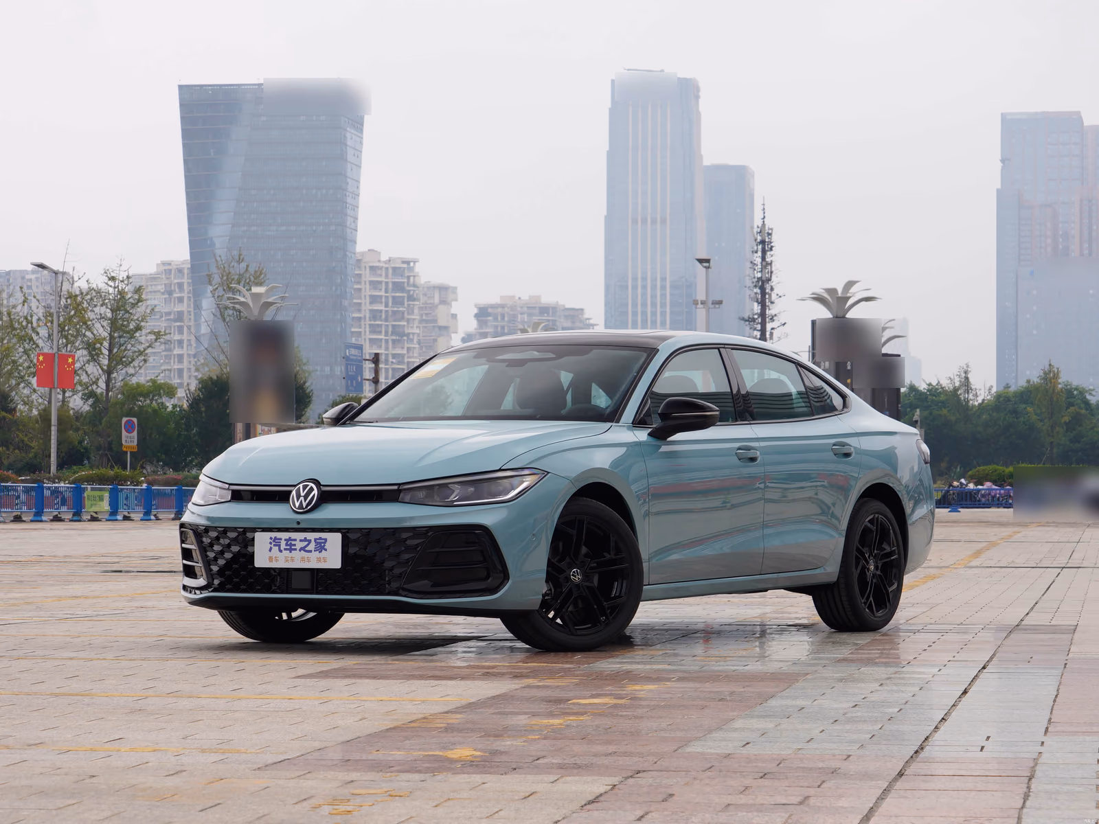 Volkswagen Passat Pro — светло-голубой кузов спереди в три четверти
