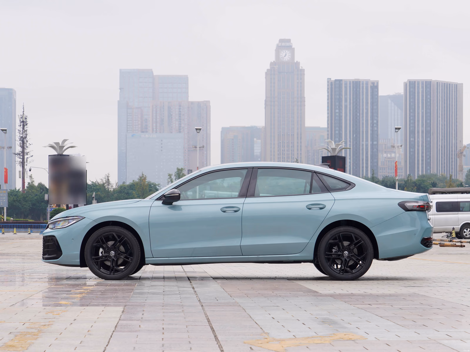 Volkswagen Passat Pro — светло-голубой кузов в профиль