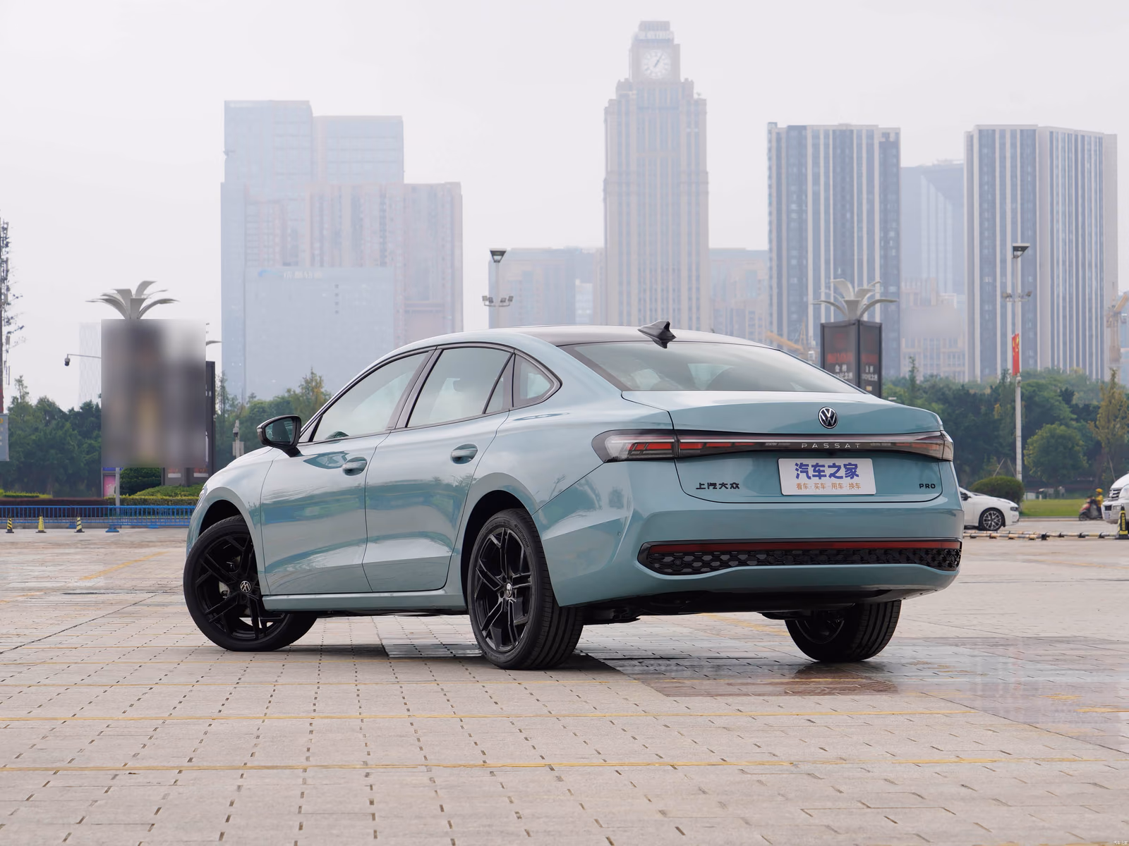 Volkswagen Passat Pro — светло-голубой кузов сзади в три четверти