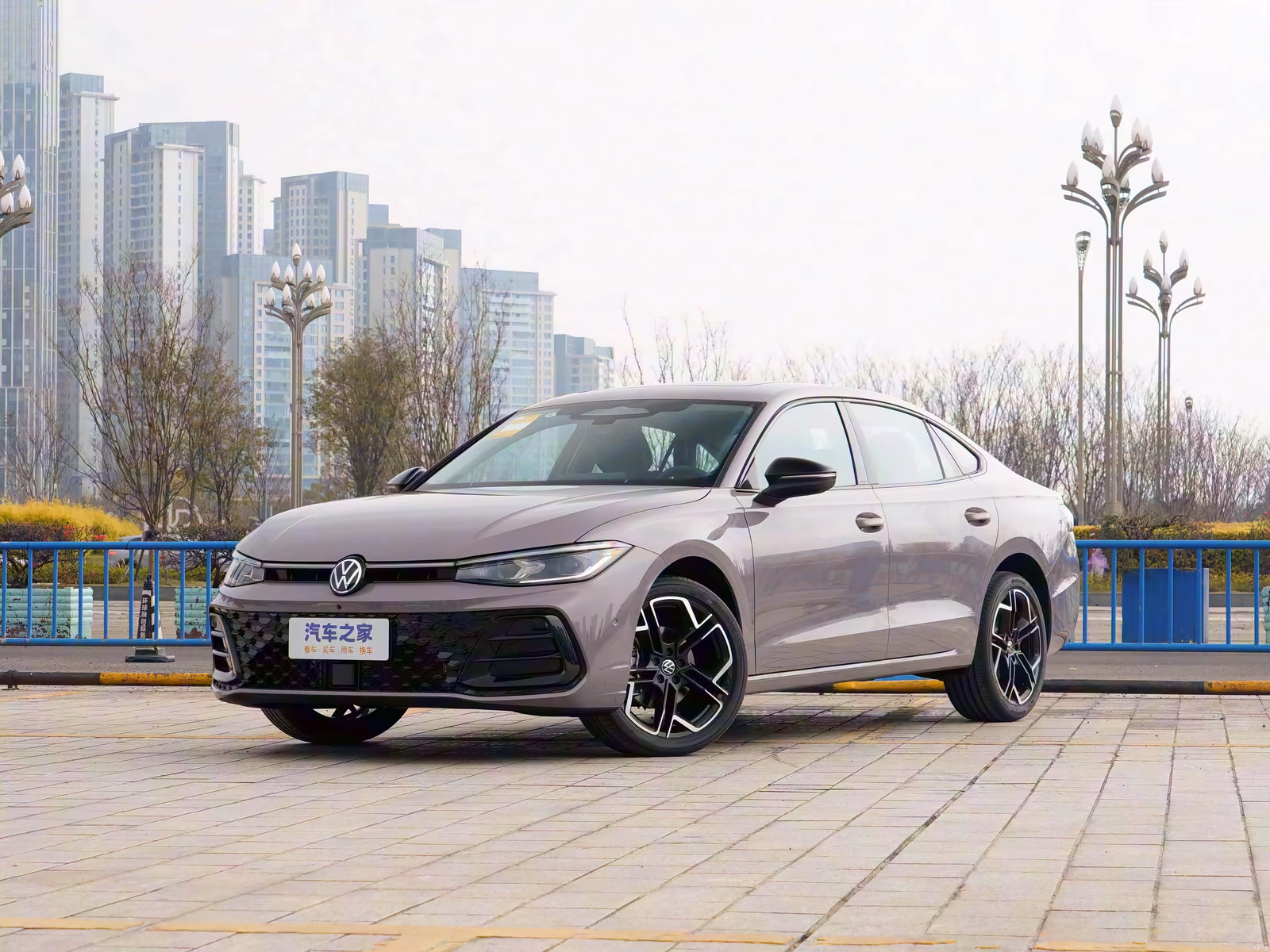 Volkswagen Passat Pro — серо-розовый кузов спереди в три четверти