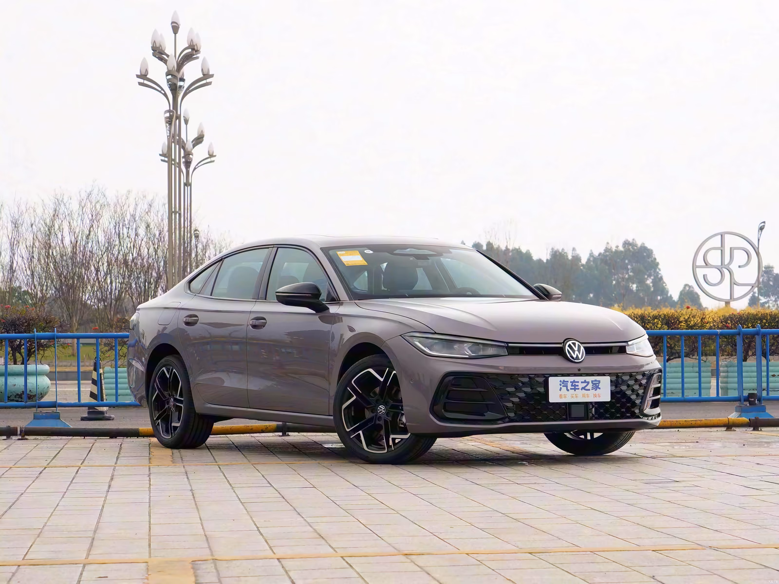 Volkswagen Passat Pro — второй передний ракурс серо-розового кузова