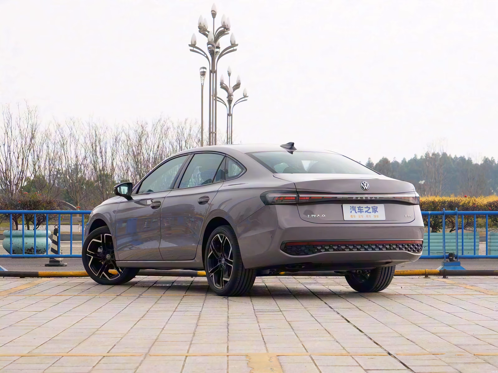 Volkswagen Passat Pro — серо-розовый кузов сзади в три четверти