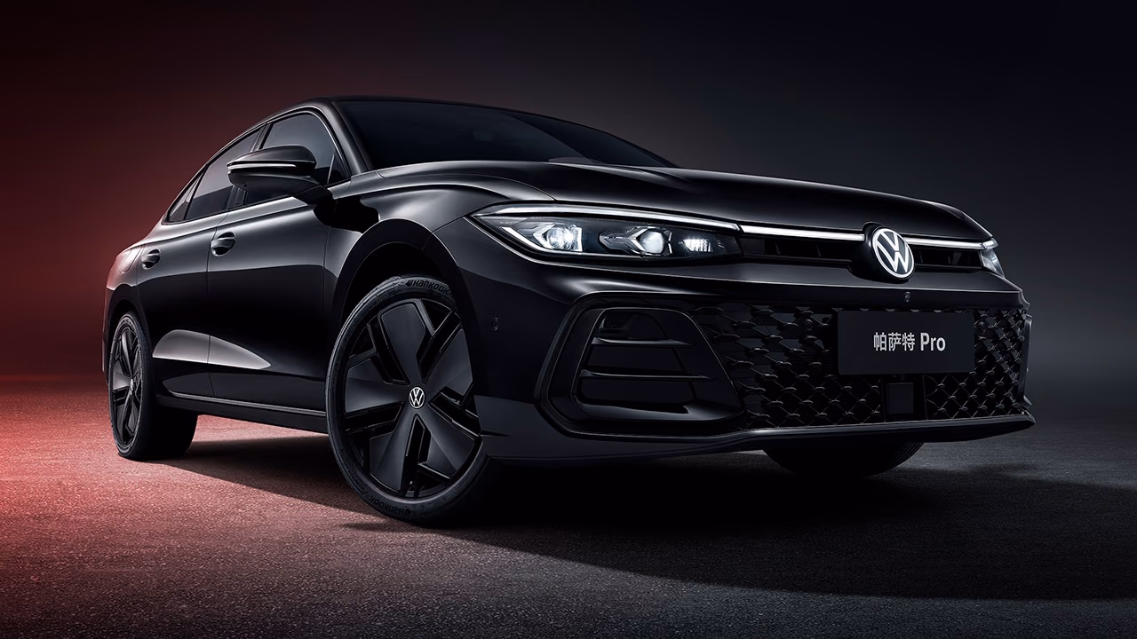 Volkswagen Passat Pro — вид сзади в три четверти
