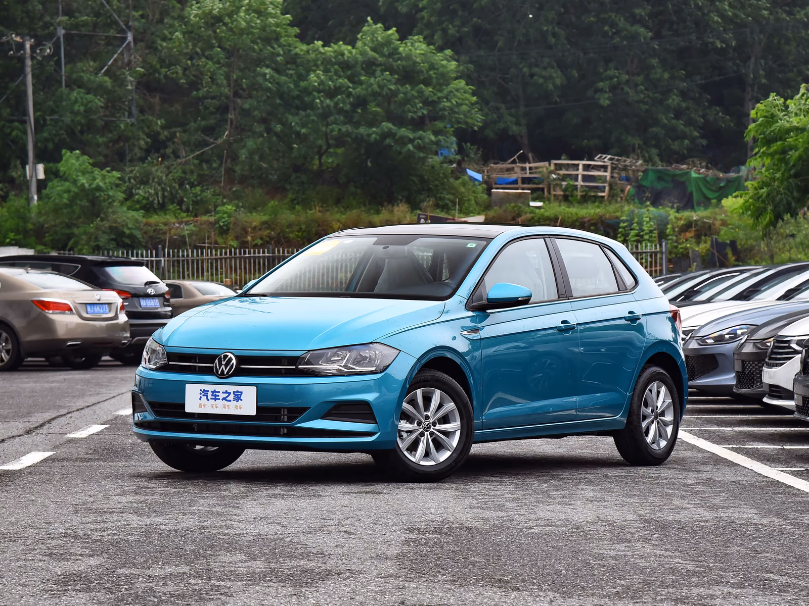 Volkswagen Polo Plus — голубой кузов спереди в три четверти