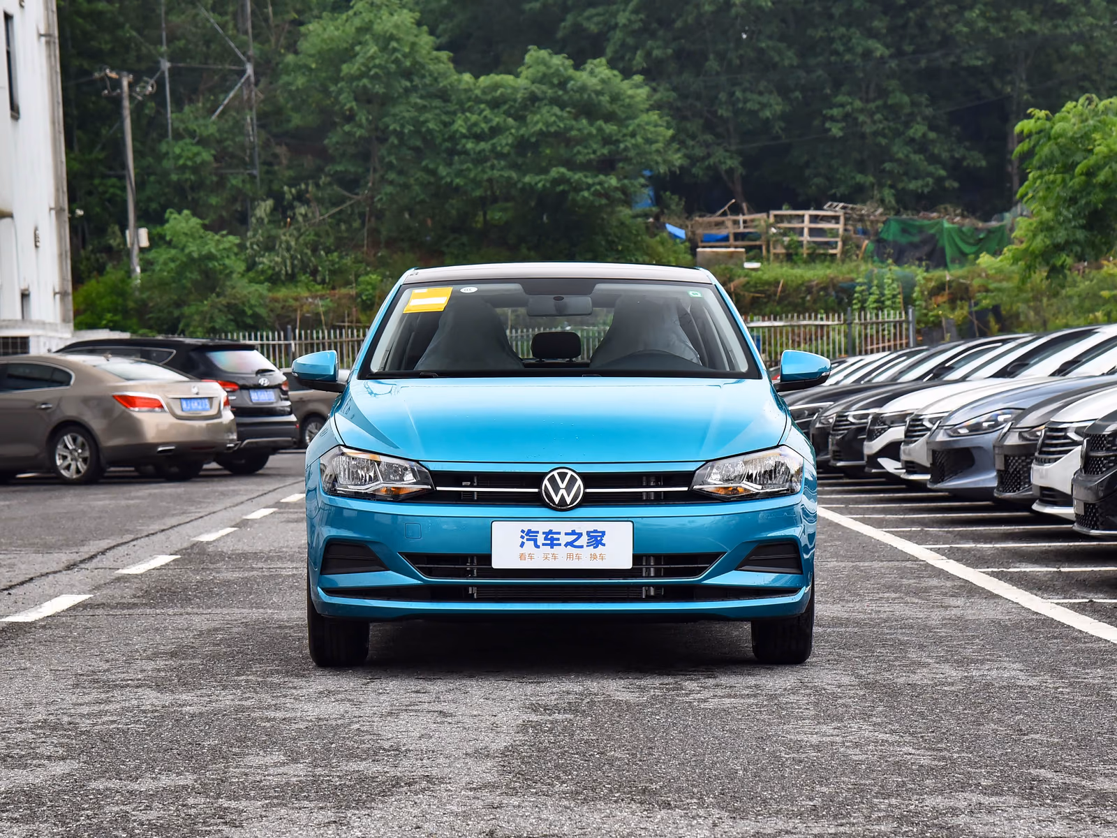 Volkswagen Polo Plus — вид строго спереди