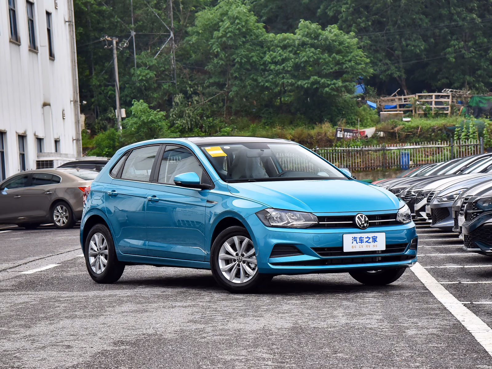 Volkswagen Polo Plus — передняя часть с противоположной стороны