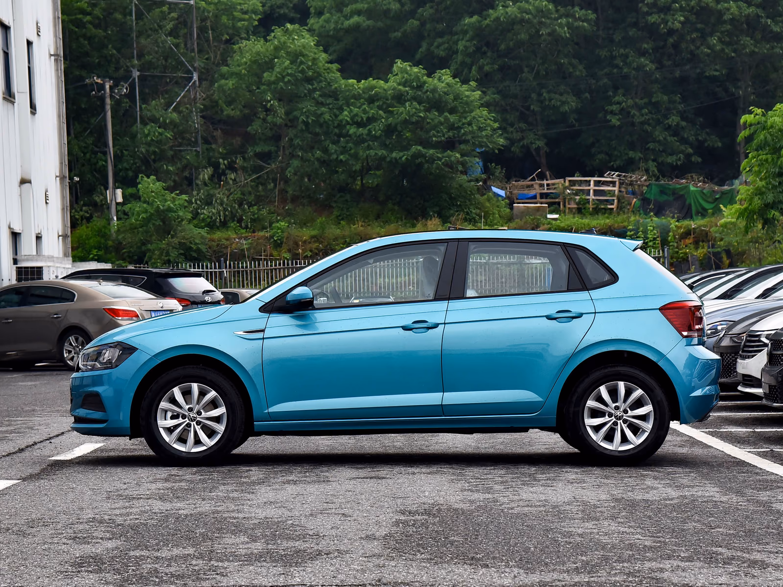 Volkswagen Polo Plus — голубой кузов в профиль