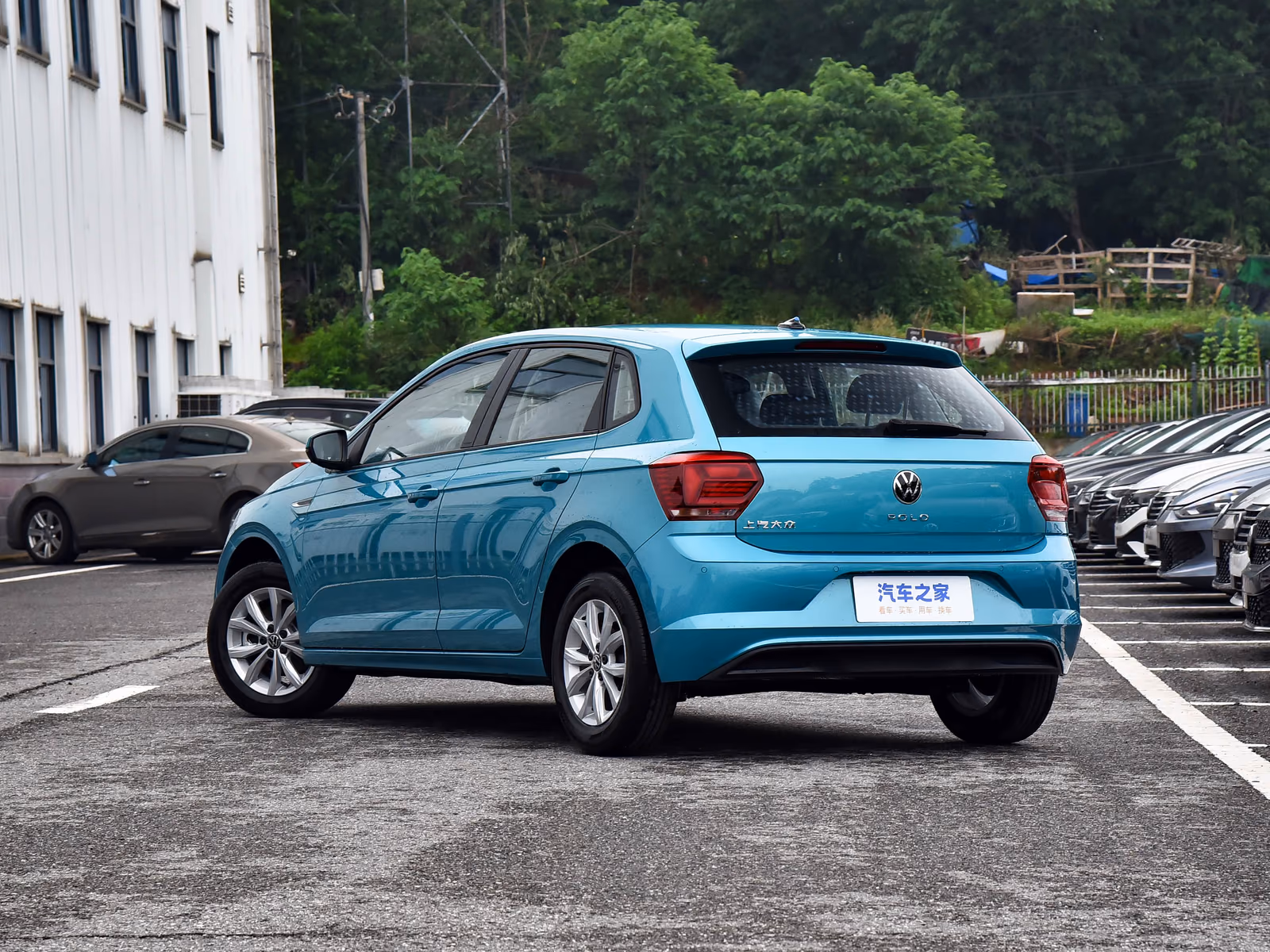 Volkswagen Polo Plus — голубой кузов сзади в три четверти