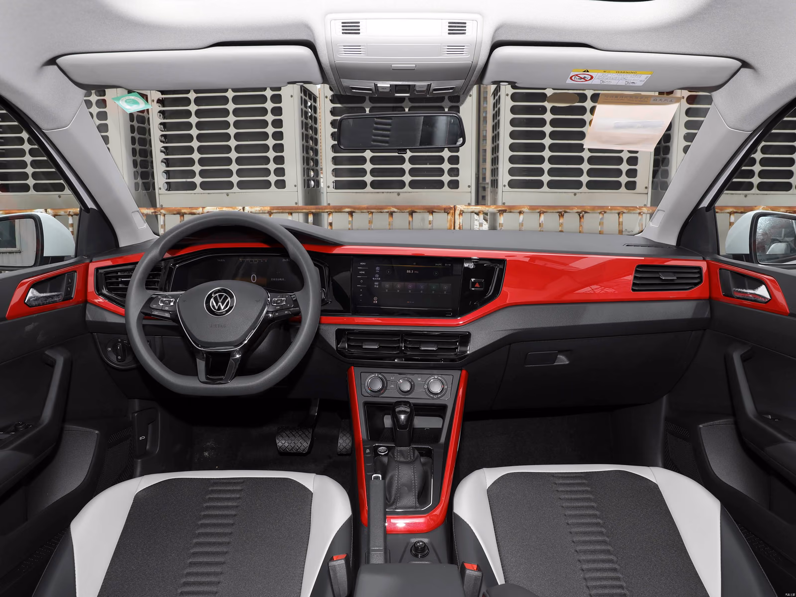 Volkswagen Polo Plus — панорама леворульного кокпита