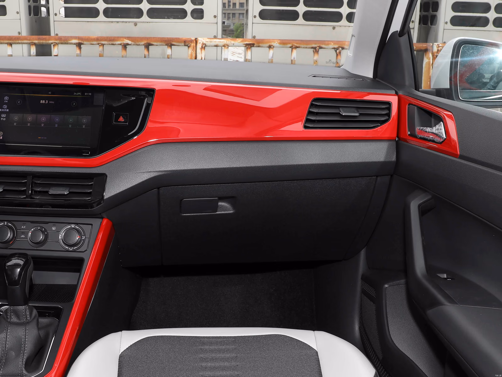 Volkswagen Polo Plus — передняя панель со стороны пассажира