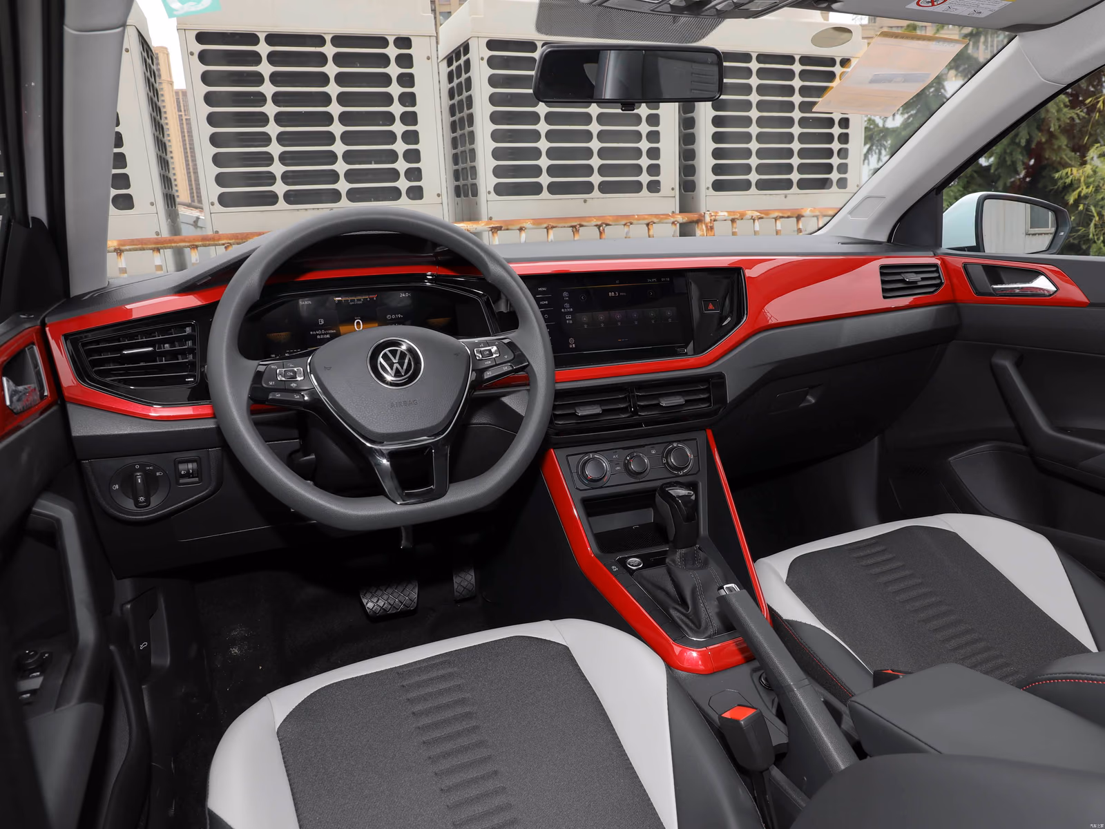 Volkswagen Polo Plus — кокпит в диагональном ракурсе