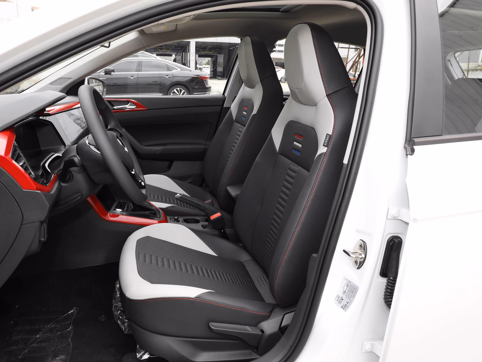 Volkswagen Polo Plus — передние кресла через пассажирскую дверь