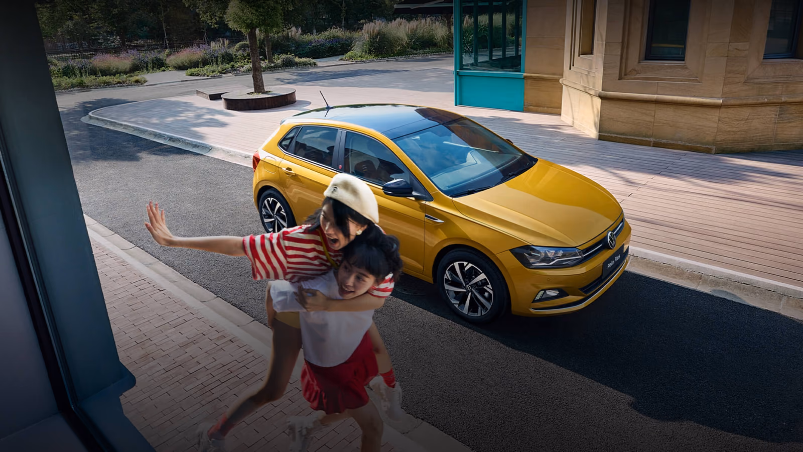 Жёлтый Volkswagen Polo Plus на городской улице