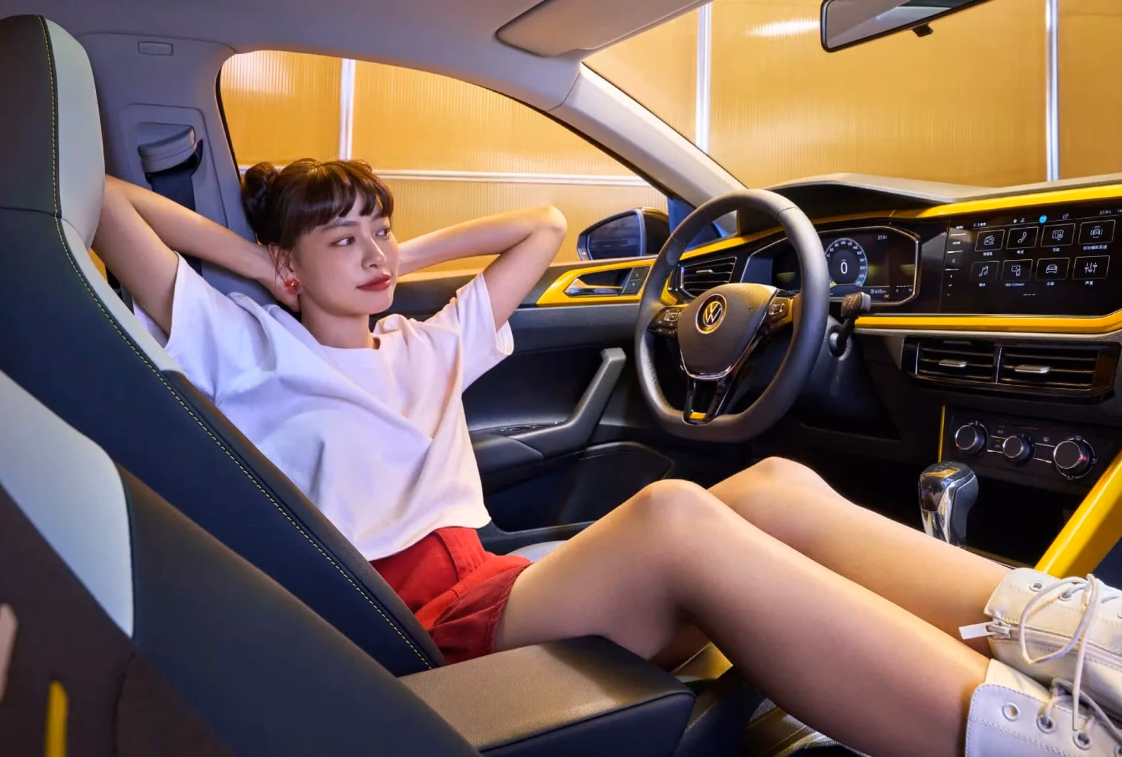 Салон Volkswagen Polo Plus, вид с водительского места