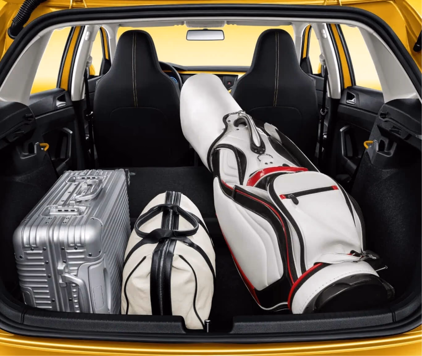 Багажник Volkswagen Polo Plus с чемоданом и сумками