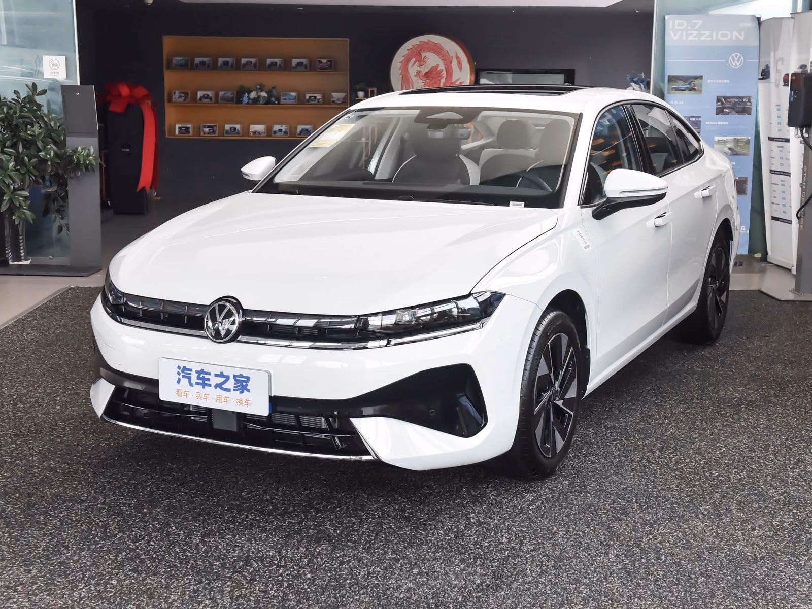 Белый Volkswagen Sagitar в шоуруме — спереди в три четверти