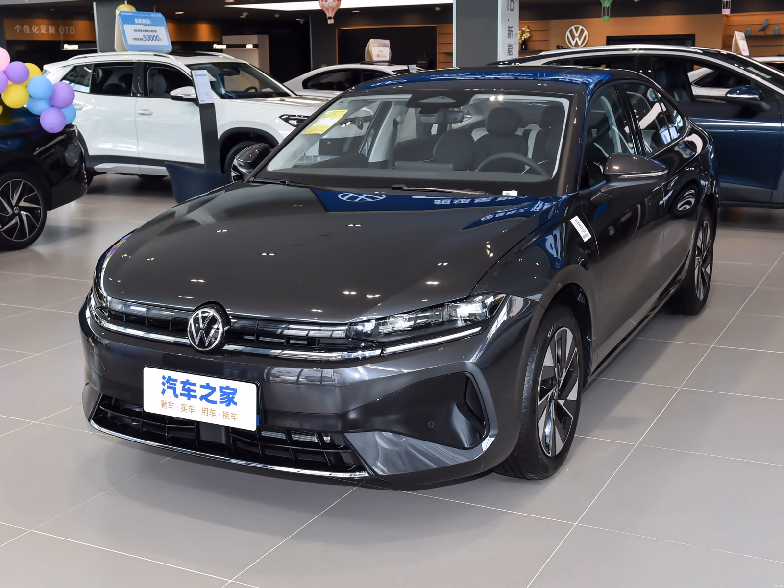 Тёмно-серый Volkswagen Sagitar — спереди в три четверти