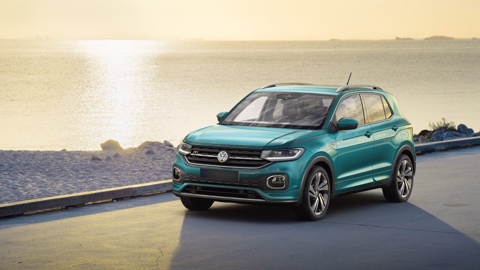 Volkswagen T-Cross на набережной на закате