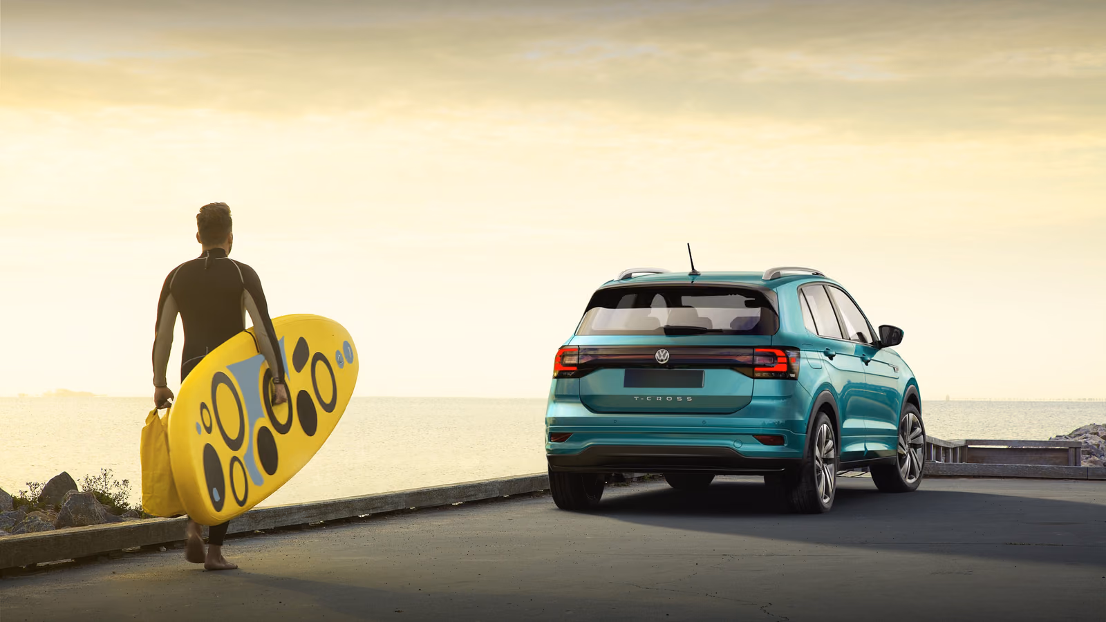 Volkswagen T-Cross на пляже, вид сзади