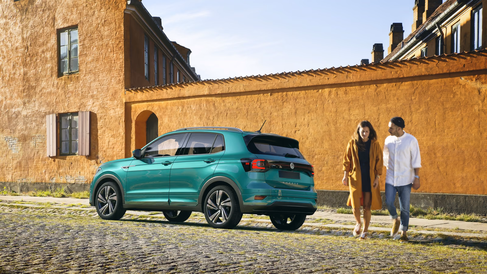 Volkswagen T-Cross на старой улице, вид сзади в три четверти