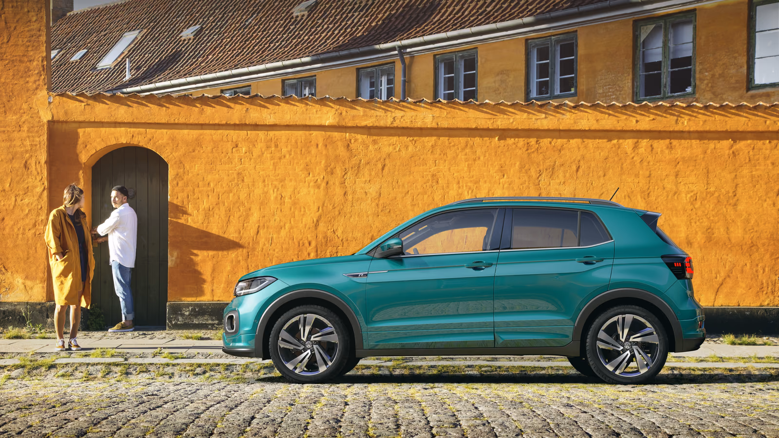 Volkswagen T-Cross у стены, вид сбоку
