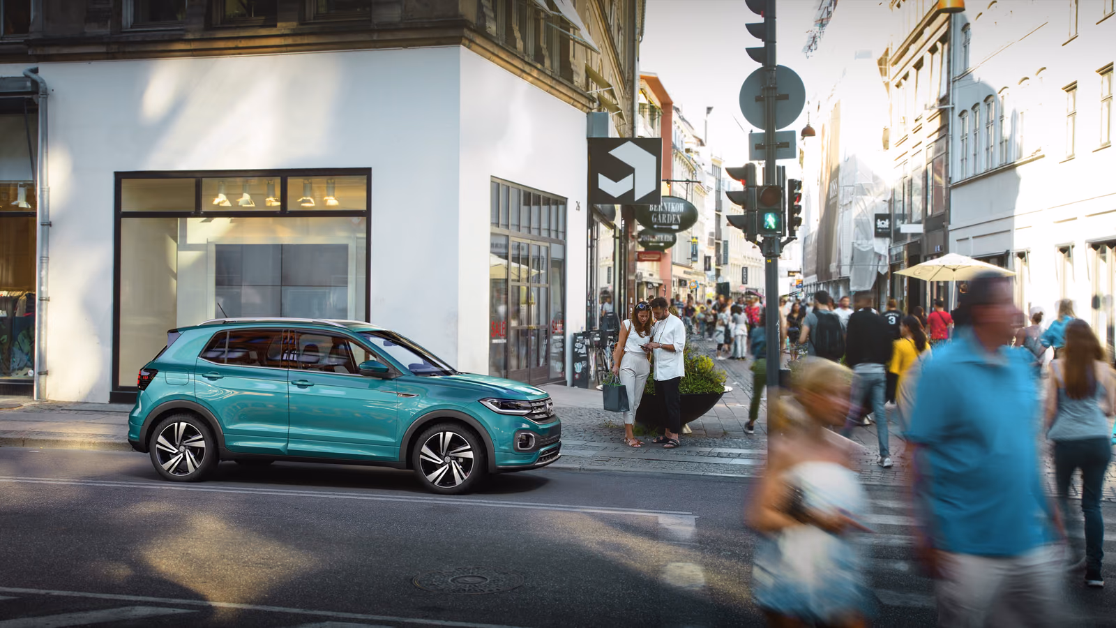 Volkswagen T-Cross на городской улице