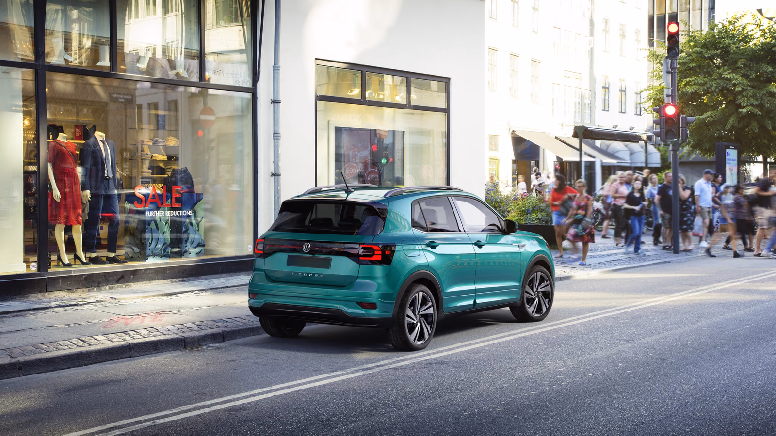 Volkswagen T-Cross у витрин, вид сзади
