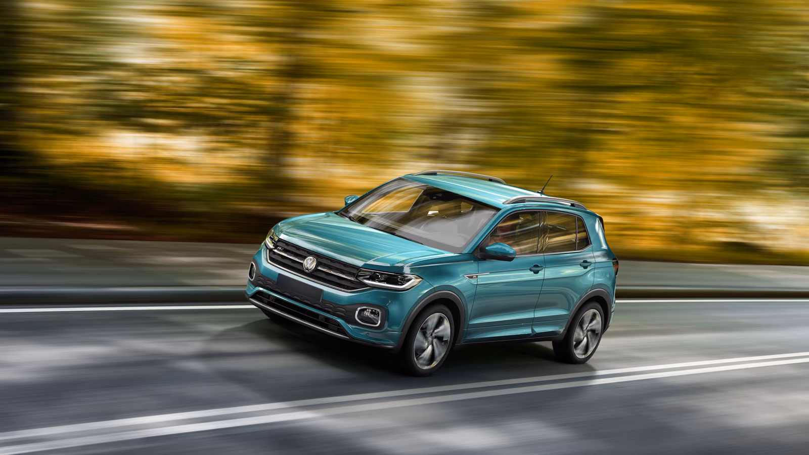 Volkswagen T-Cross в движении на осенней дороге