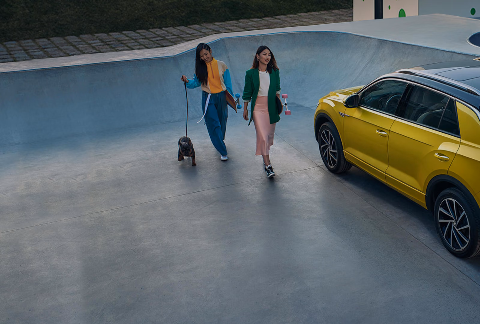 Volkswagen T-Roc у современного дома