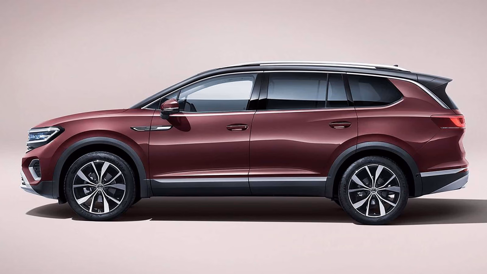 Красный Volkswagen Talagon, вид сбоку