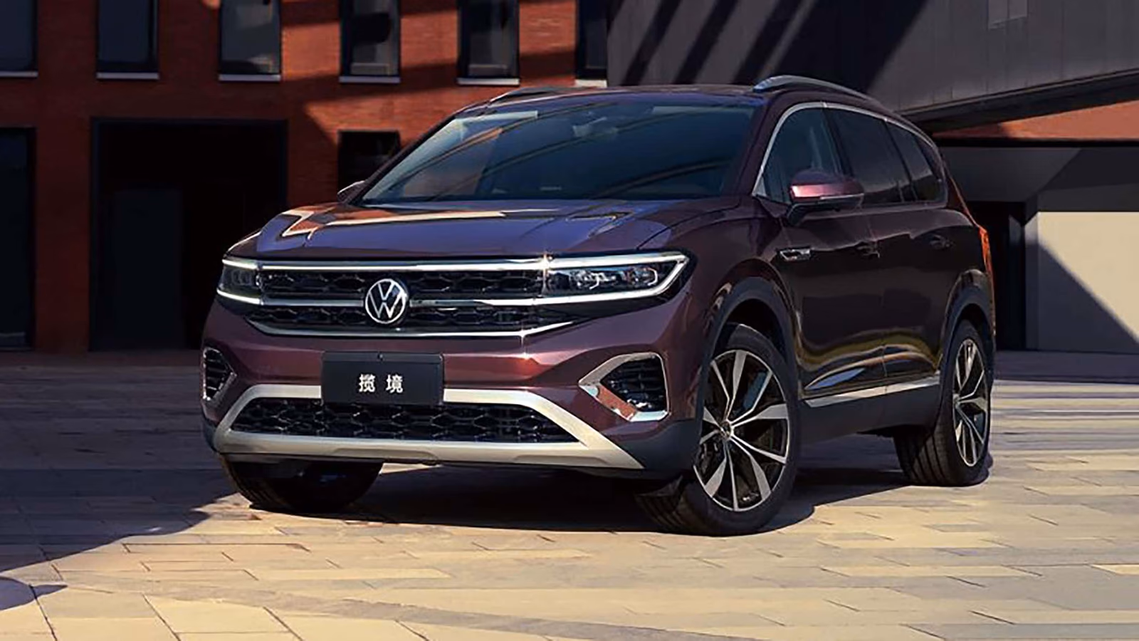 Volkswagen Talagon на городской площадке