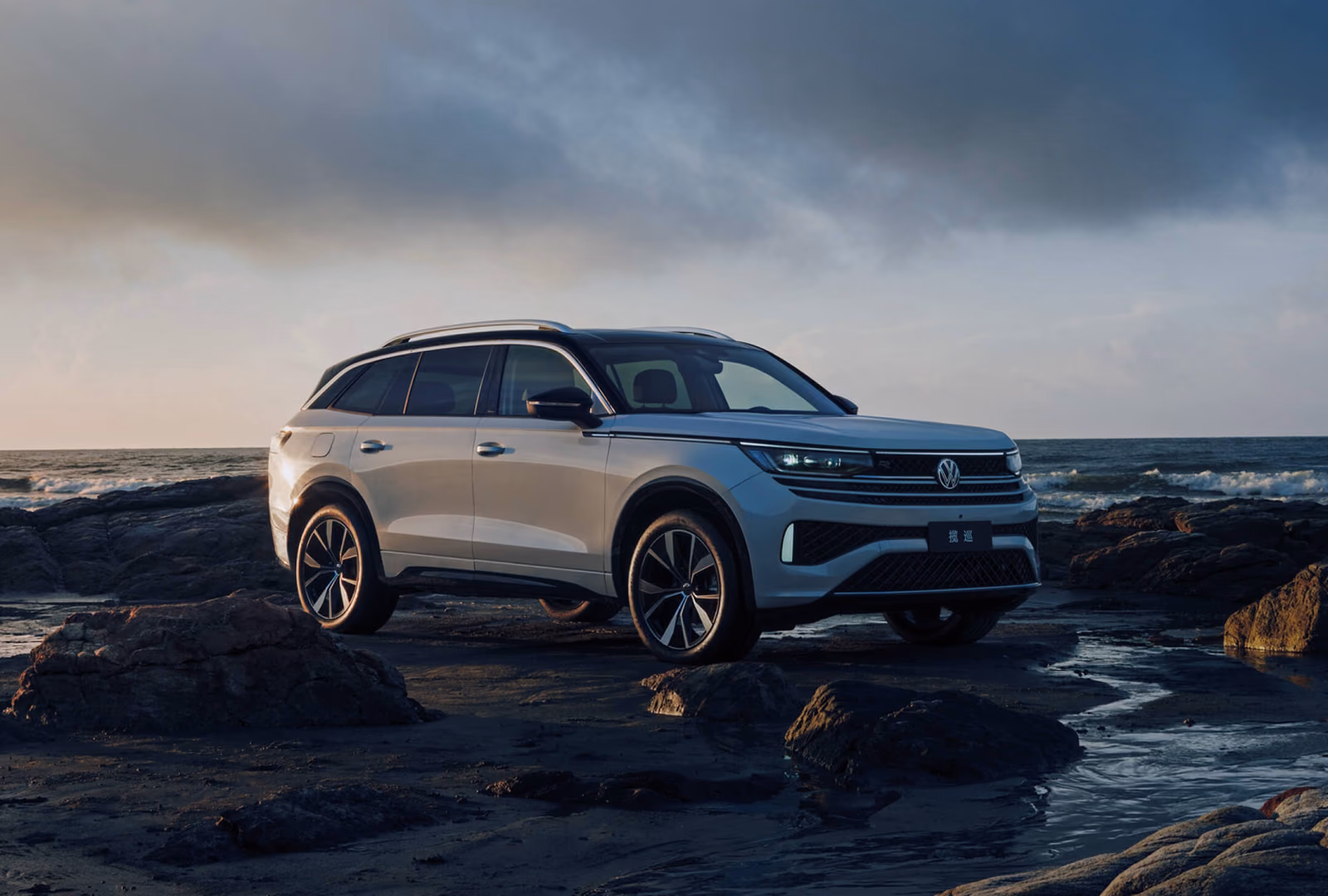 Volkswagen Tavendor на скалистом берегу в сумерках