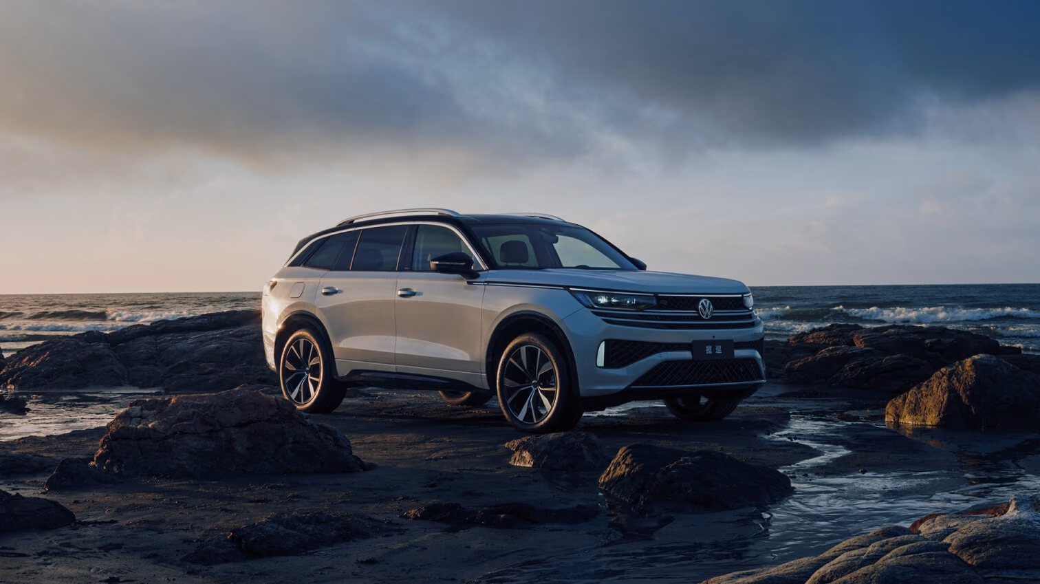 Volkswagen Tavendor на камнях у океана, вид сбоку