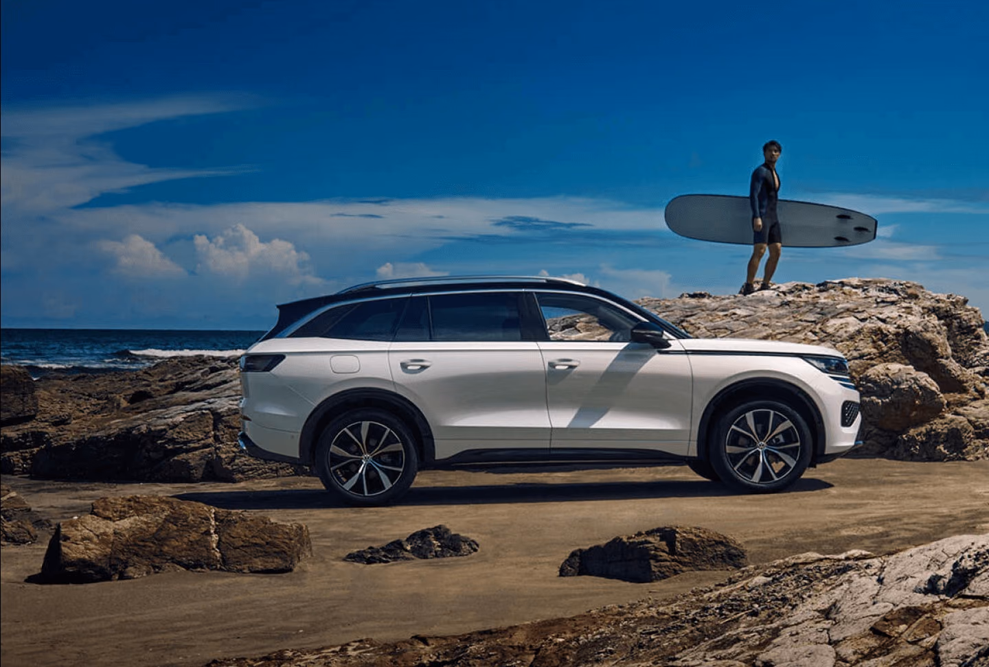 Volkswagen Tavendor у моря, вид сзади в три четверти