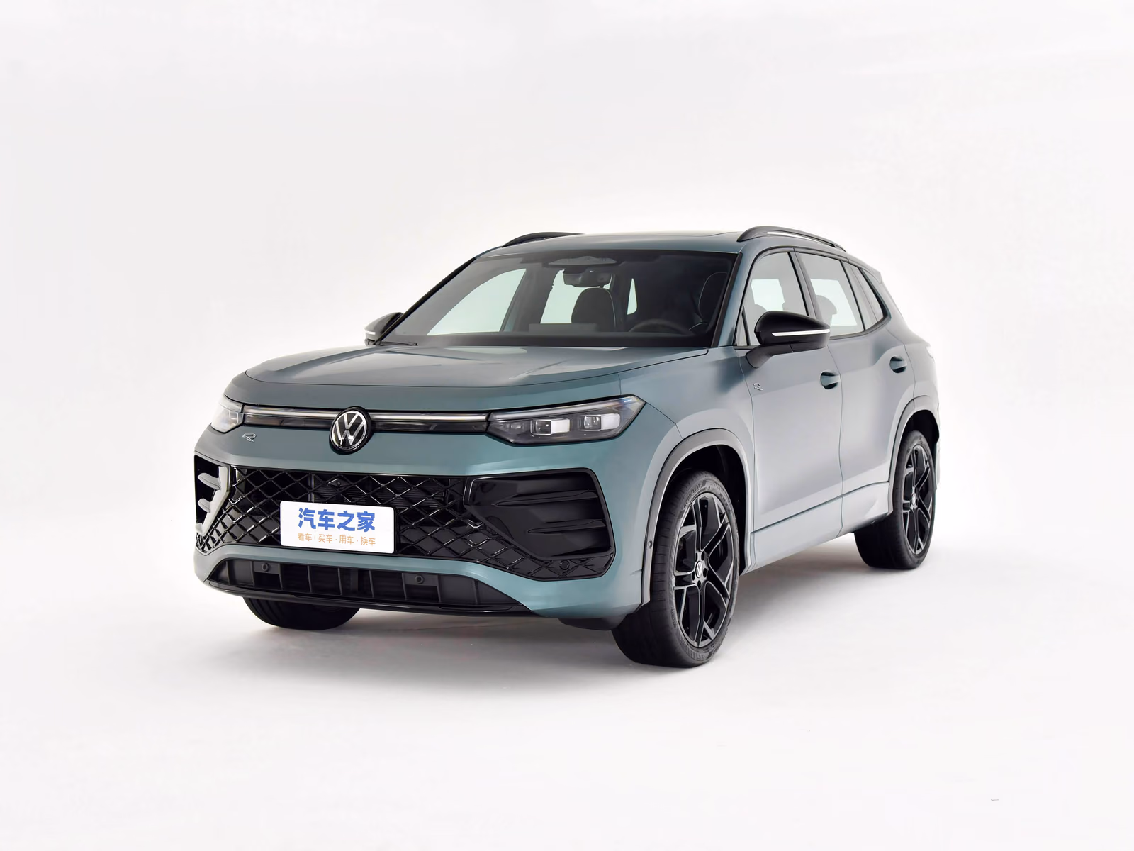 Volkswagen Tayron L — светло-зелёный кузов спереди в три четверти