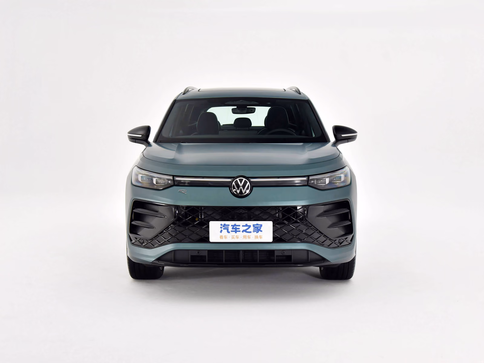 Volkswagen Tayron L — вид строго спереди