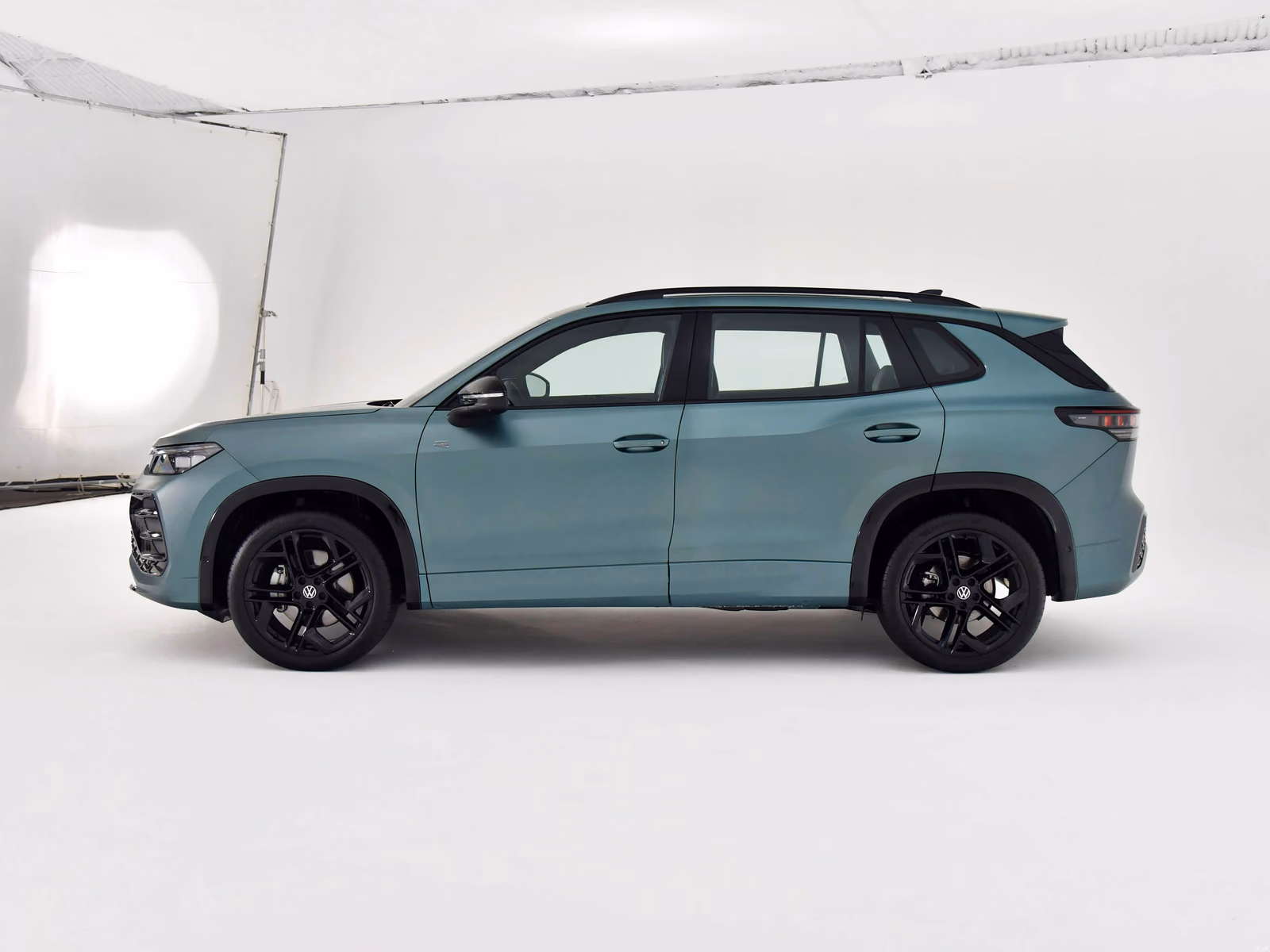 Volkswagen Tayron L — светло-зелёный кузов в профиль