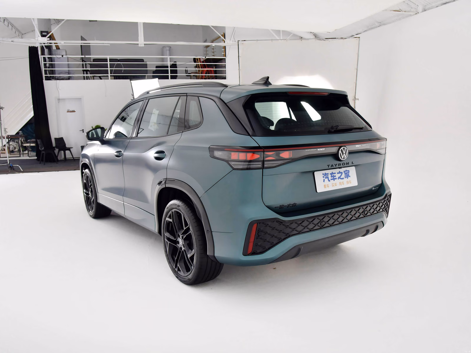 Volkswagen Tayron L — светло-зелёный кузов сзади в три четверти