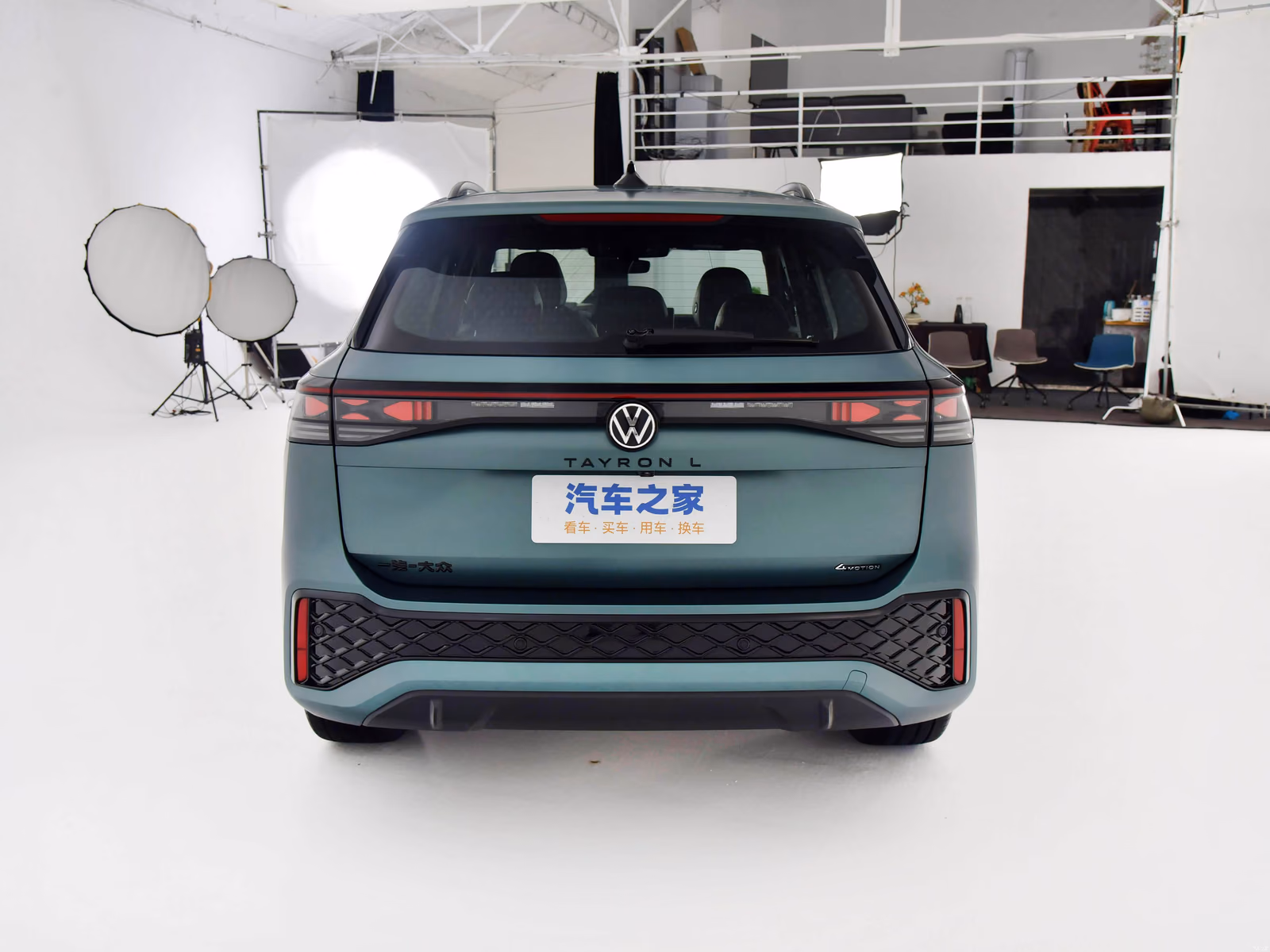 Volkswagen Tayron L — вид строго сзади