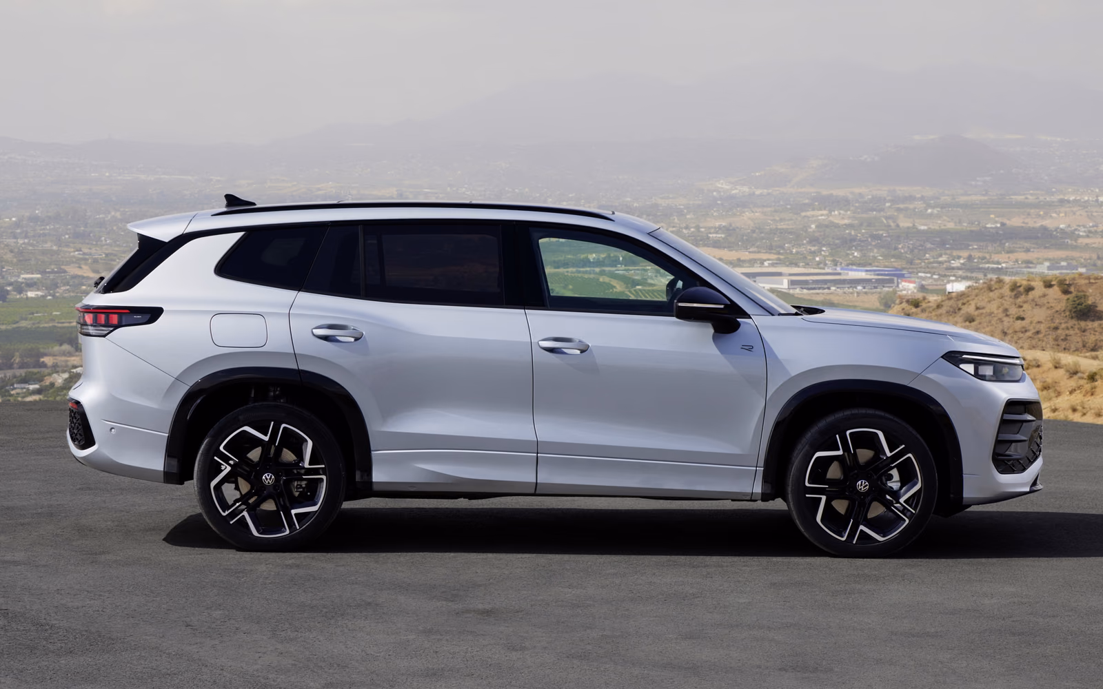 Volkswagen Tayron — вид сзади в три четверти