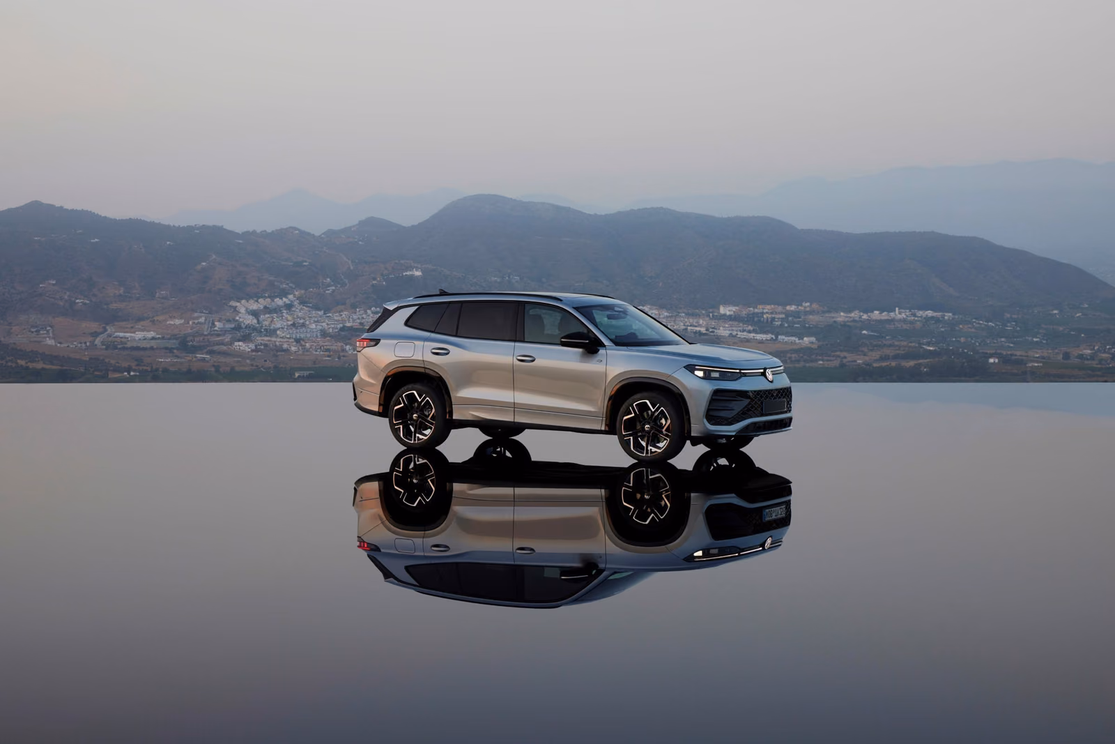Volkswagen Tayron — вид сзади в три четверти