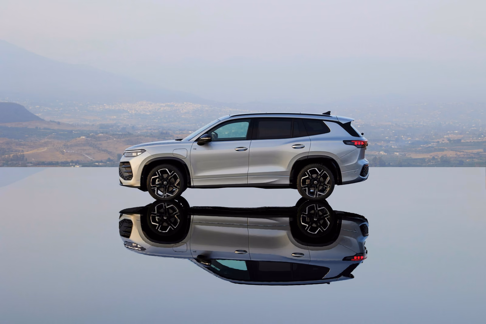 Volkswagen Tayron — вид сбоку