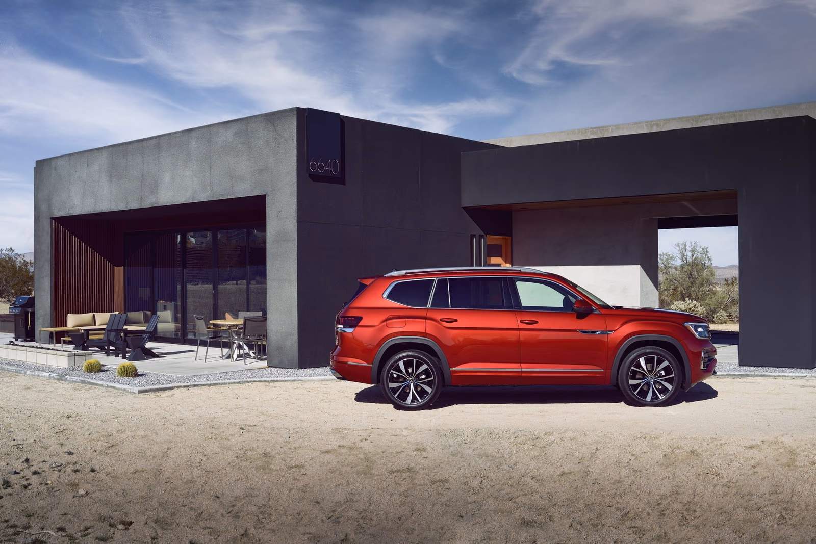 Volkswagen Teramont у бетонного дома, вид спереди