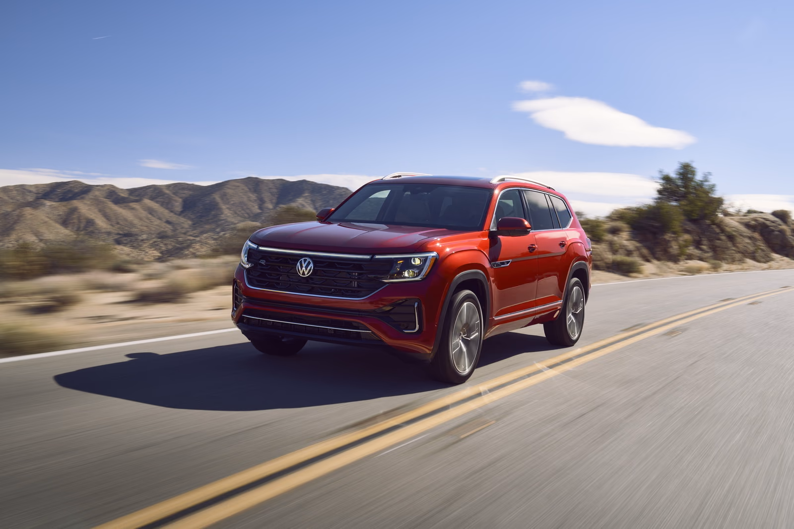 Volkswagen Teramont на пустынной дороге, вид сбоку