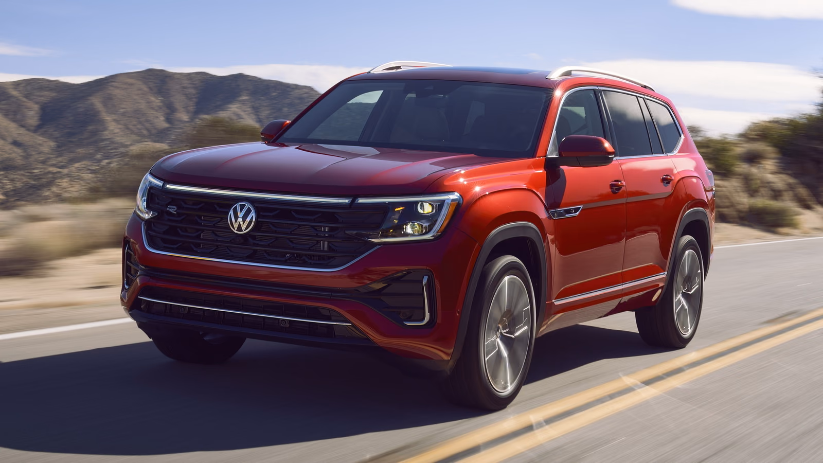 Volkswagen Teramont в движении, вид спереди