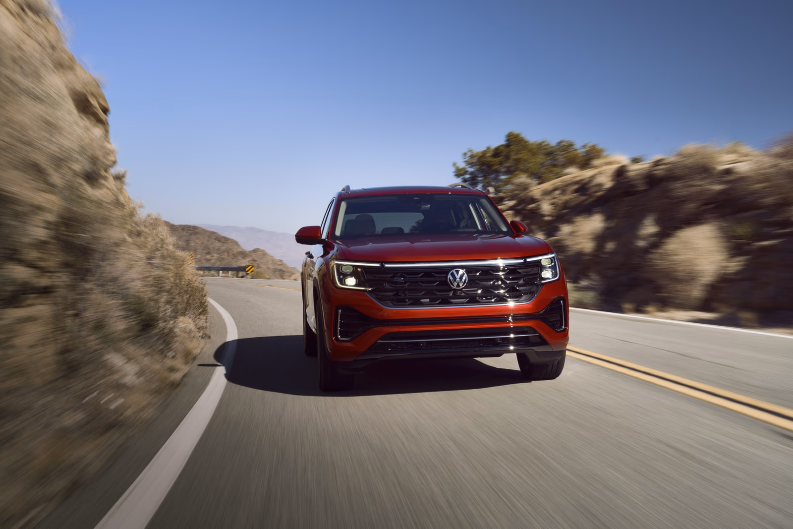 Volkswagen Teramont на горной дороге