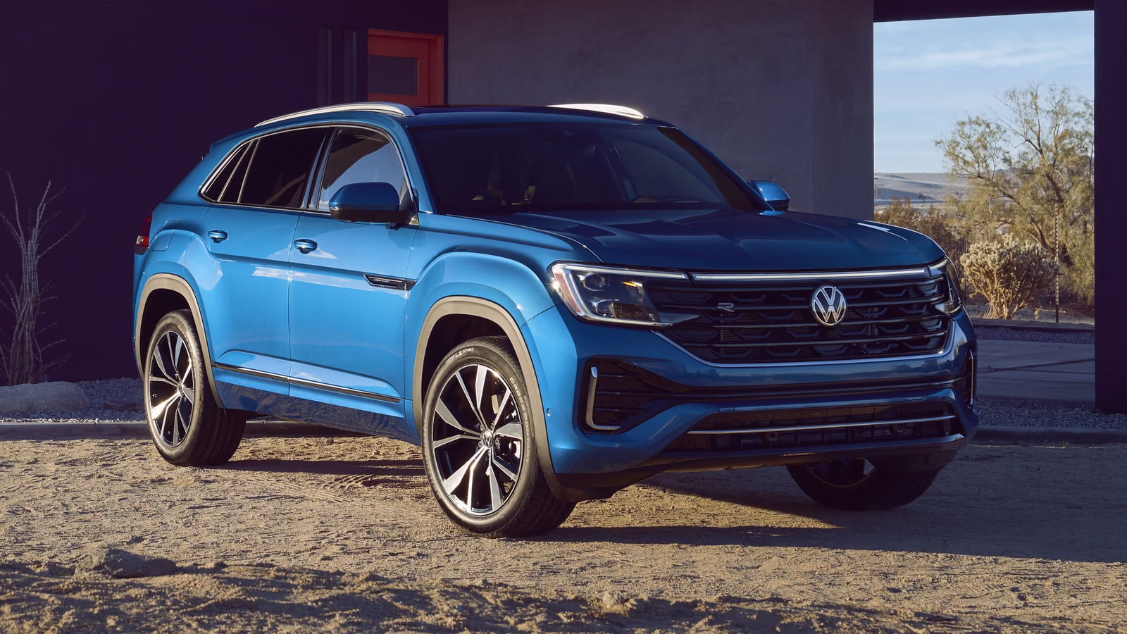 Синий Volkswagen Teramont X (Atlas Cross Sport), вид спереди в три четверти
