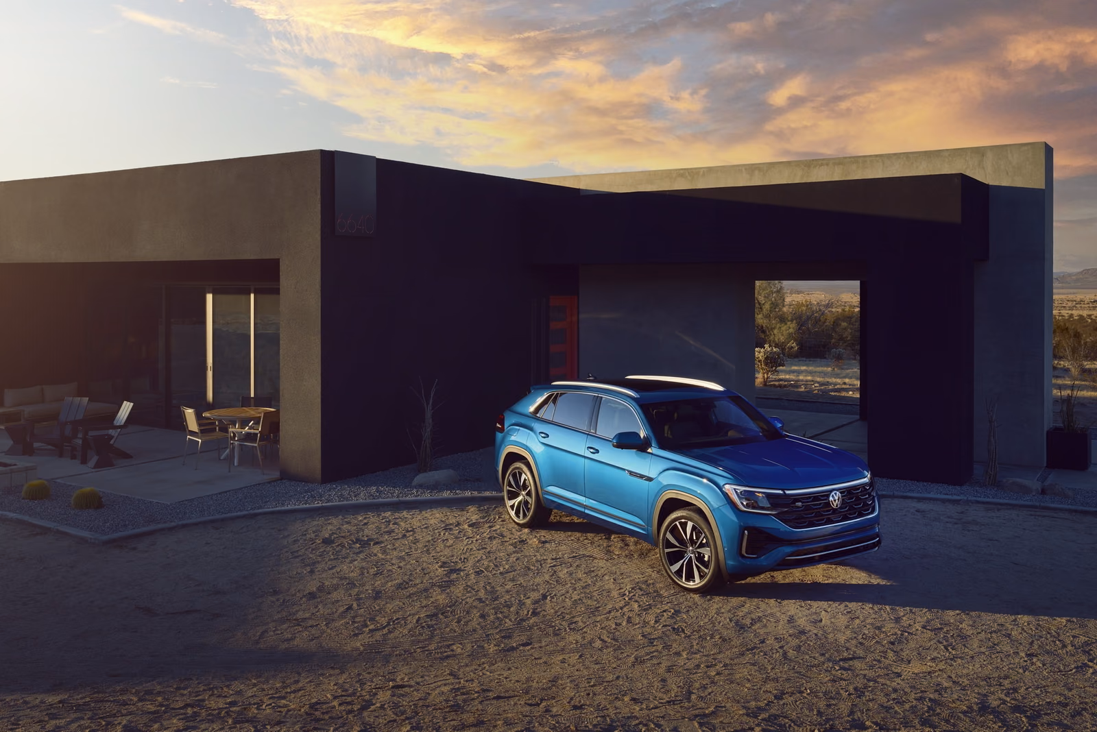 Volkswagen Teramont X у дома, вид сбоку